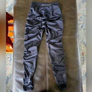 Skinnify black compression leggings